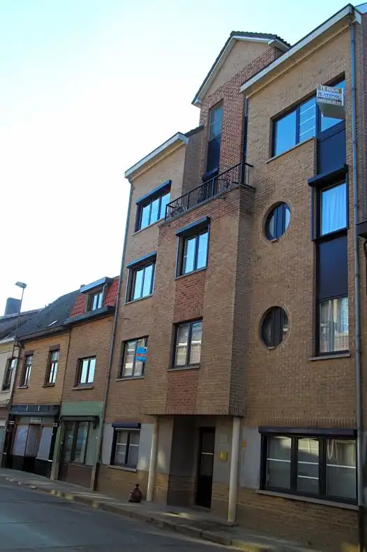 ZEER RUIM APPARTEMENT MET GARAGE, CENTRUM DIEST! foto 2