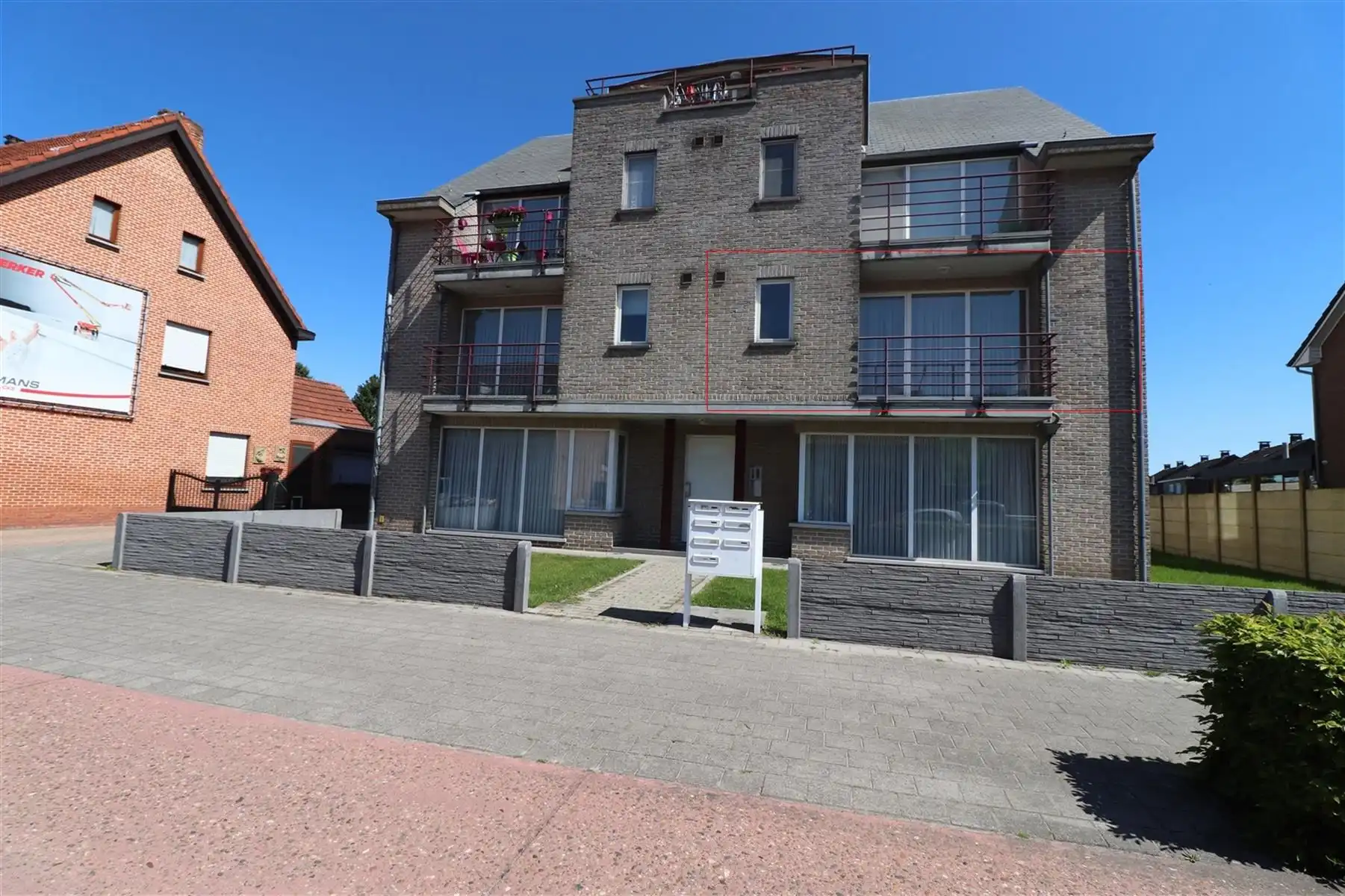 Appartement op 1ste verdieping met lift, 2 slaapkamers, ruim terras, garage en autostaanplaats. foto {{pictureIndex}}