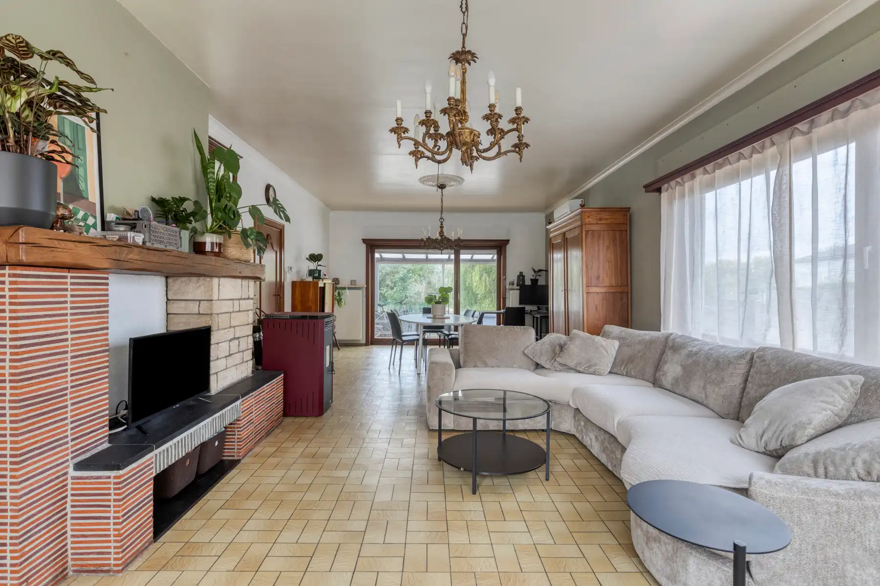 Ruime bungalow met 3 slaapkamers op ruim perceel in Outer foto 2