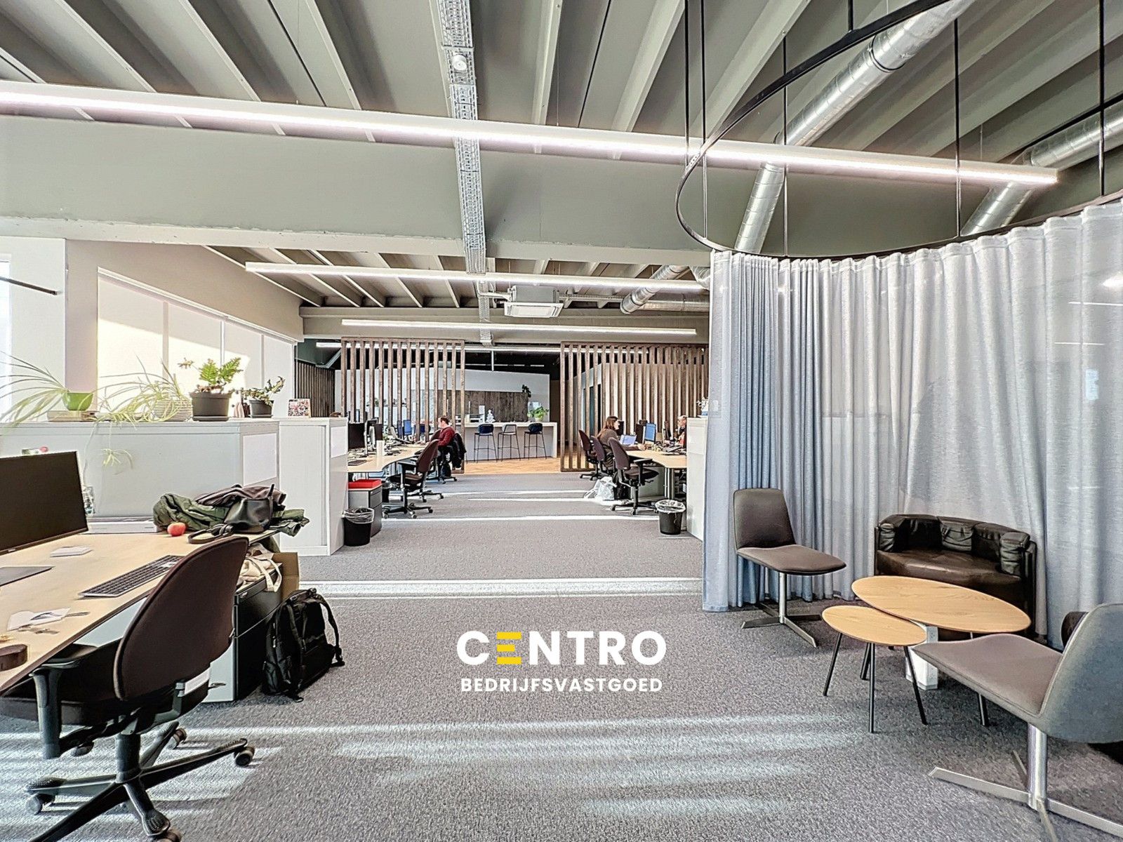 Energiezuinige, vernieuwde SERVICED kantoorruimte met mogelijkheid om een MAGAZIJN (215m²) bij te huren op Ieper Business Park! foto {{pictureIndex}}