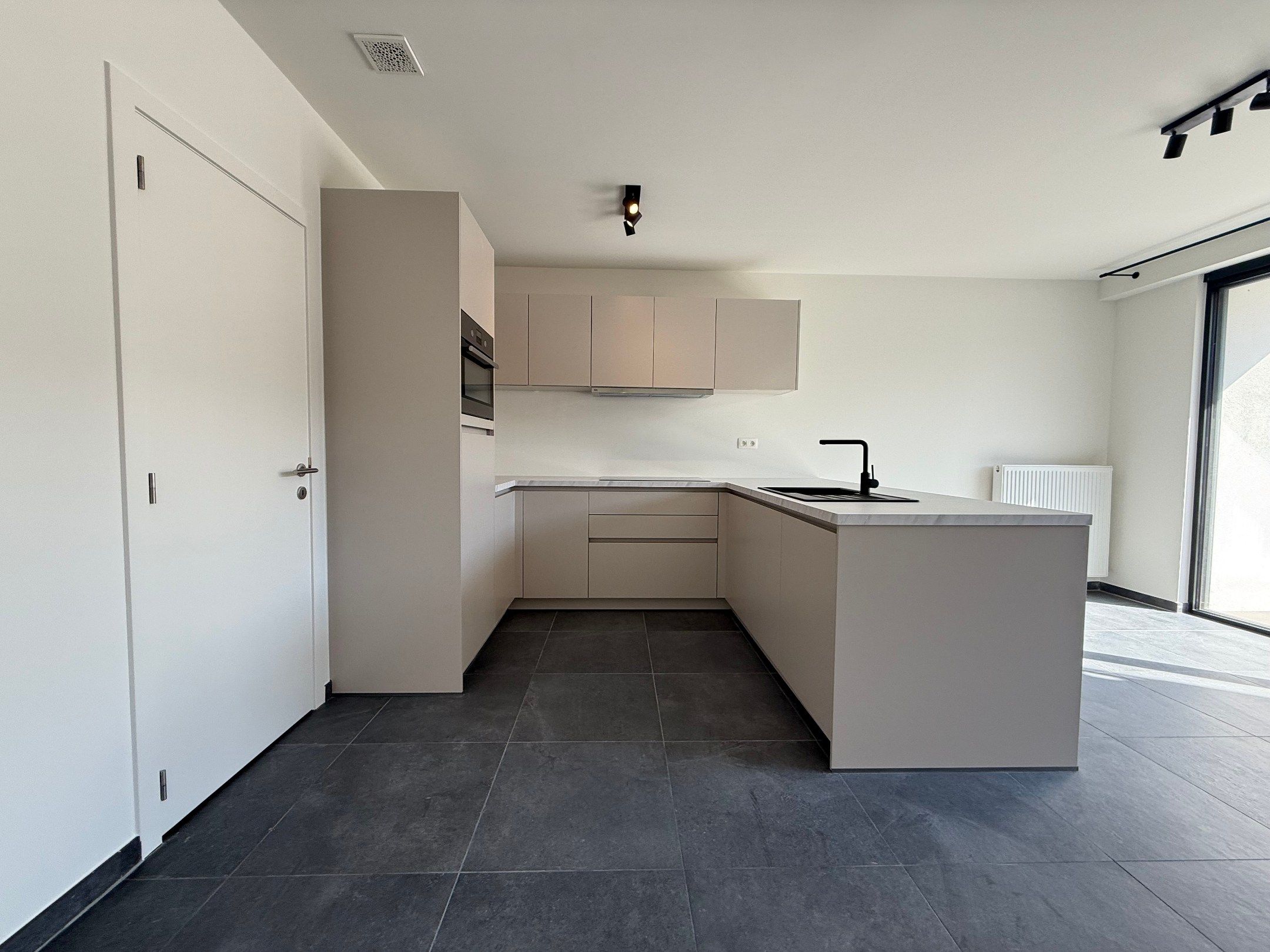 Modern nieuwbouwappartement met 3 slaapkamers op toplocatie in Ooigem. foto 4