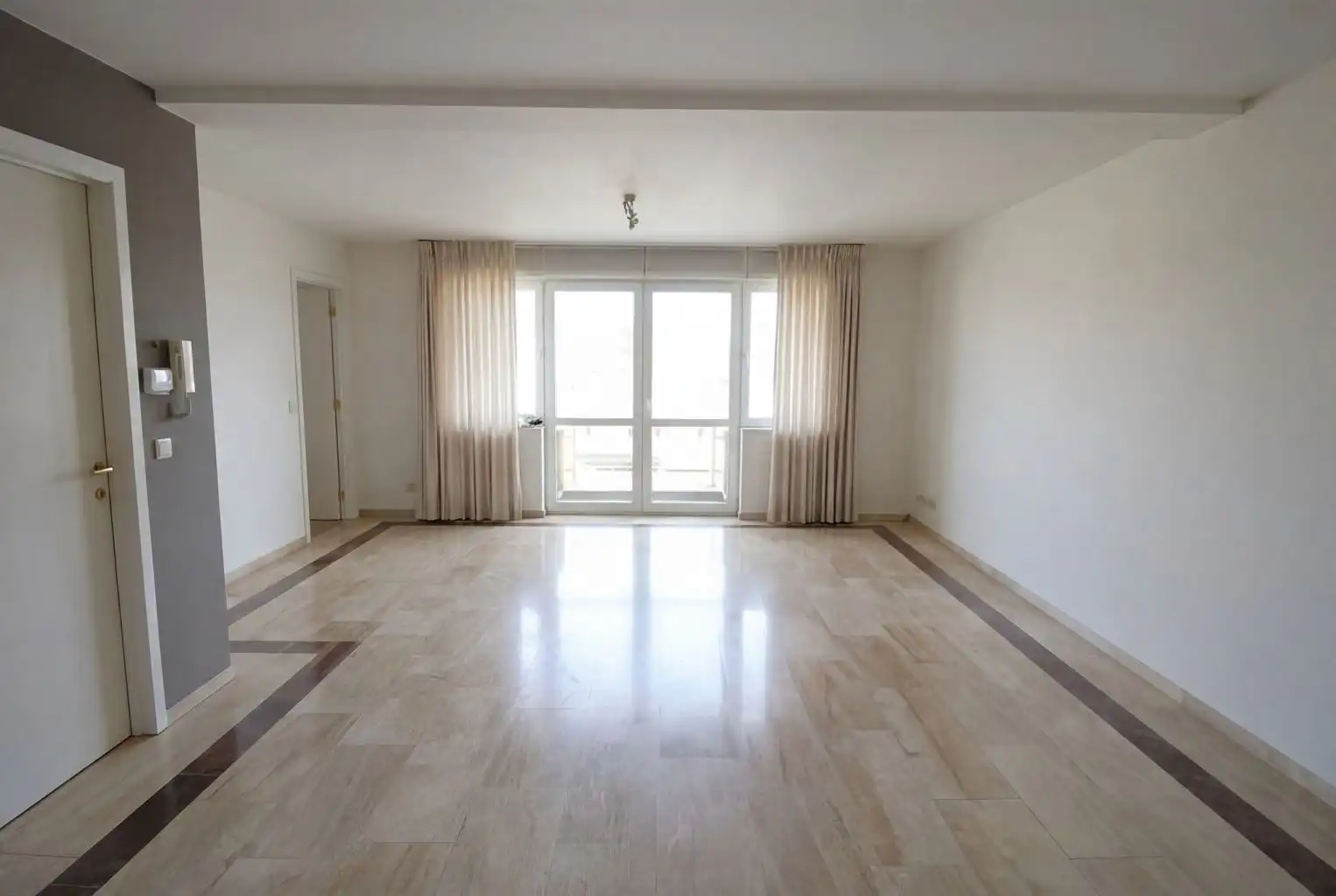 Ruim appartement met 2 slaapkamers, 2 terrasjes en ondergrondse autostaanplaats foto 2