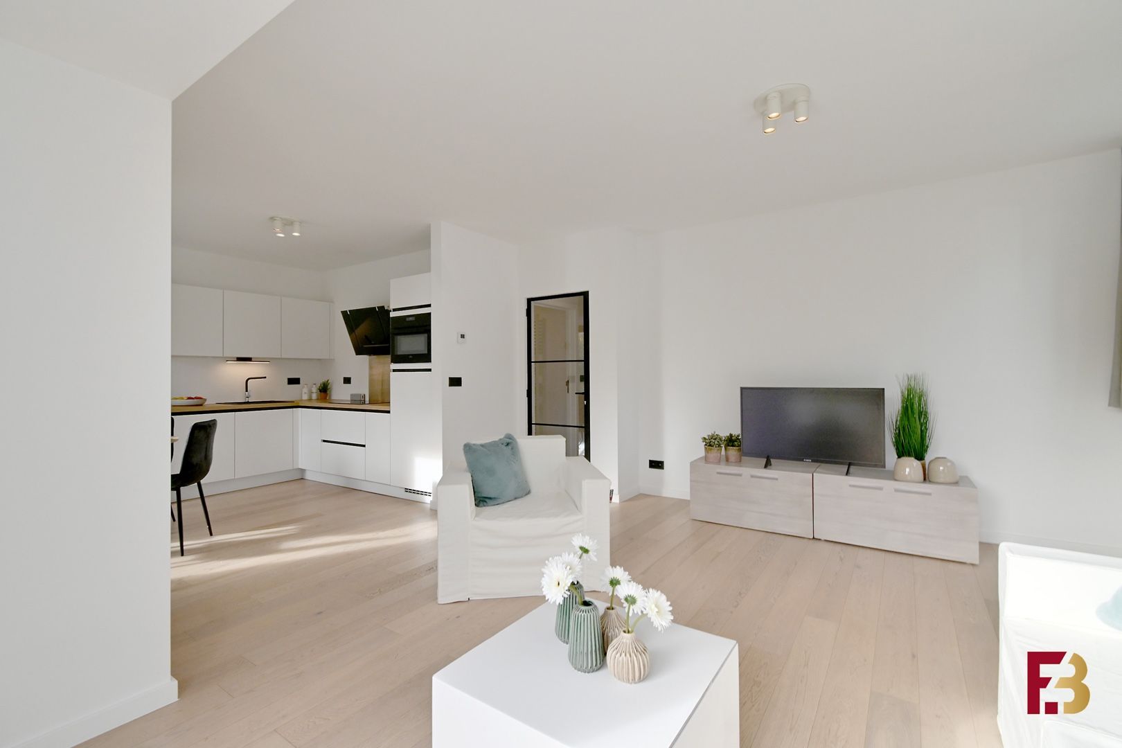 Gelijkvloersappartement met tuin en twee garages in hartje Zwijnaarde foto {{pictureIndex}}