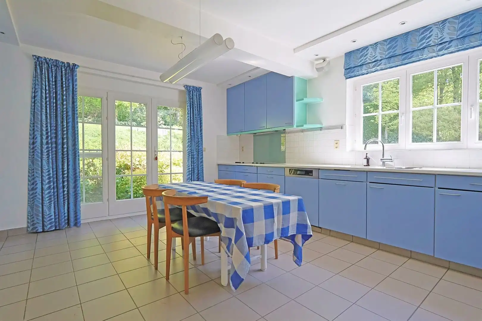 Tijdloze villa in het groen nabij de stad foto 12