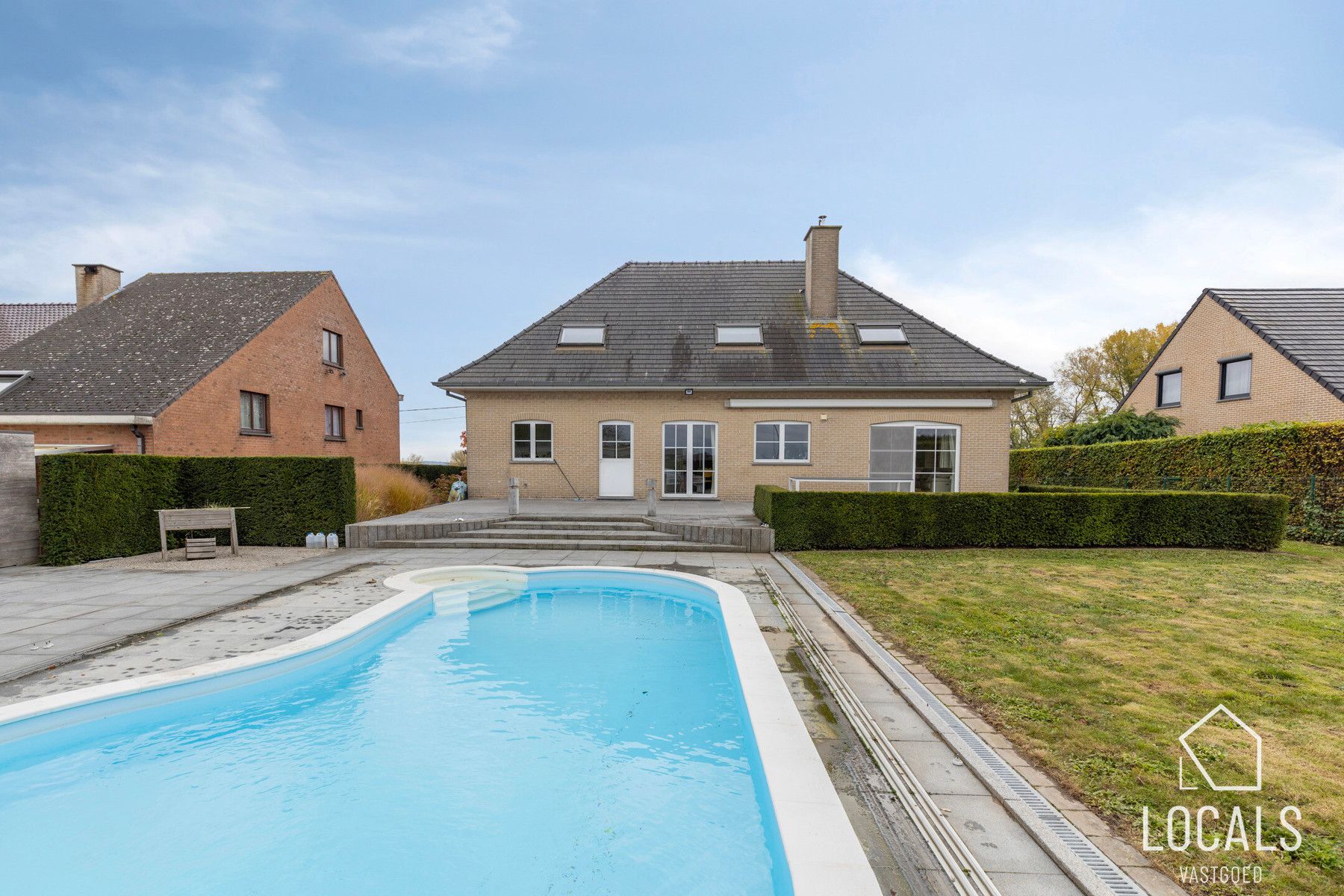 Prachtige eigendom met paardenstallen, zwembad en wellness  foto 3