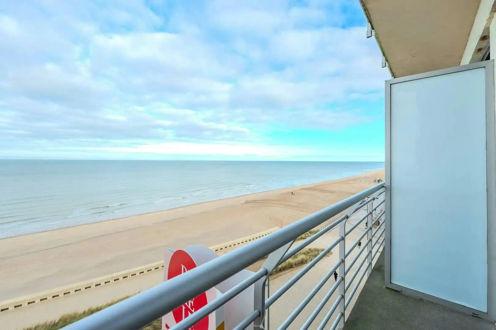 Appartement met 2 slaapkamers en terras op de Zeedijk! foto 3