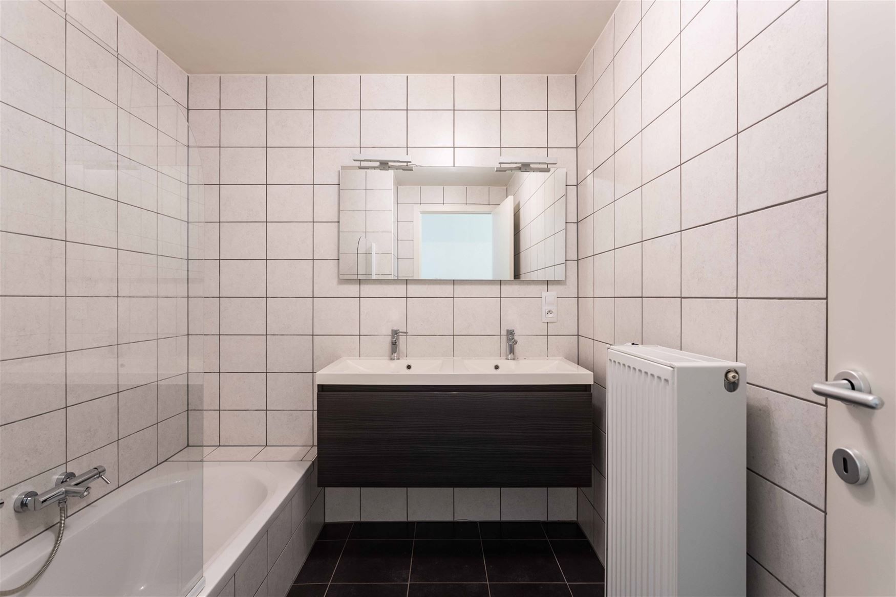 Instapklaar appartement met terras, tuin & autoplaats foto 13