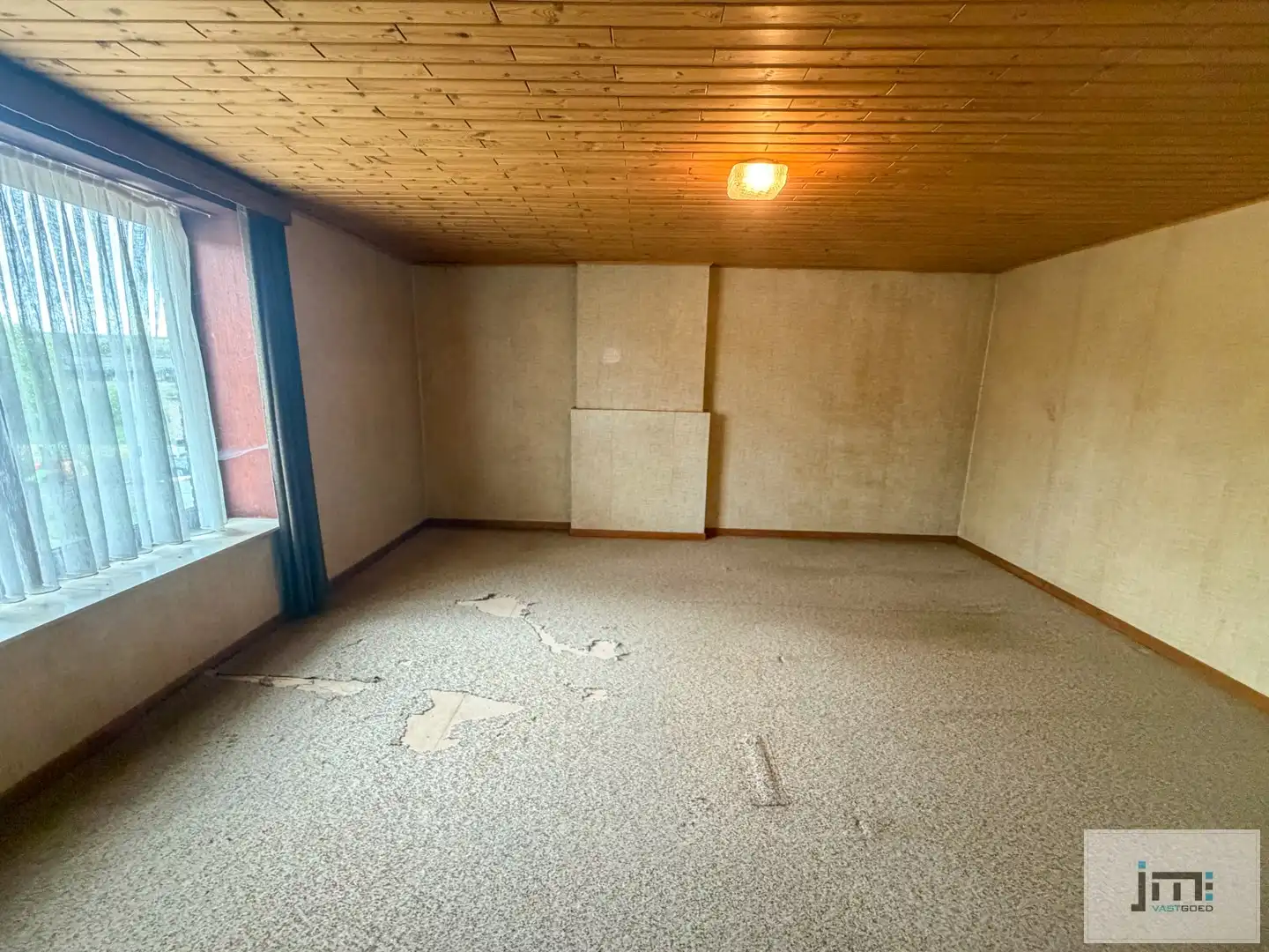 Woning met grote stallen foto 7