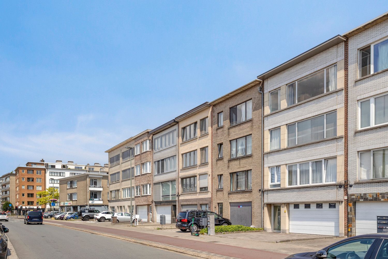 Ruim appartement op de 3de verdieping met terras en inpandige parkeerplaats! foto 3