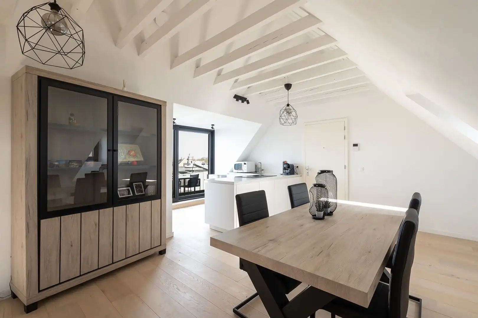 Lofty dakappartement met terras foto 8