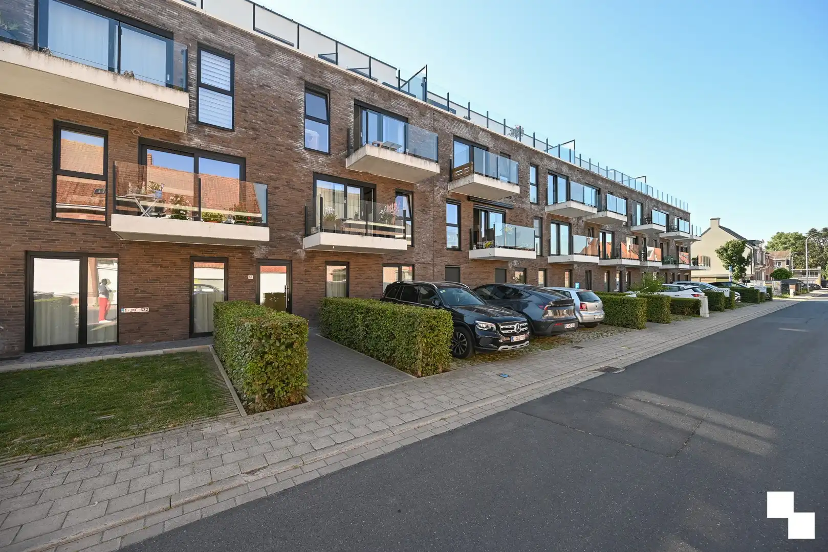 Instapklaar appartement met divers maatmeubilair te Izegem (Emelgem) foto 3