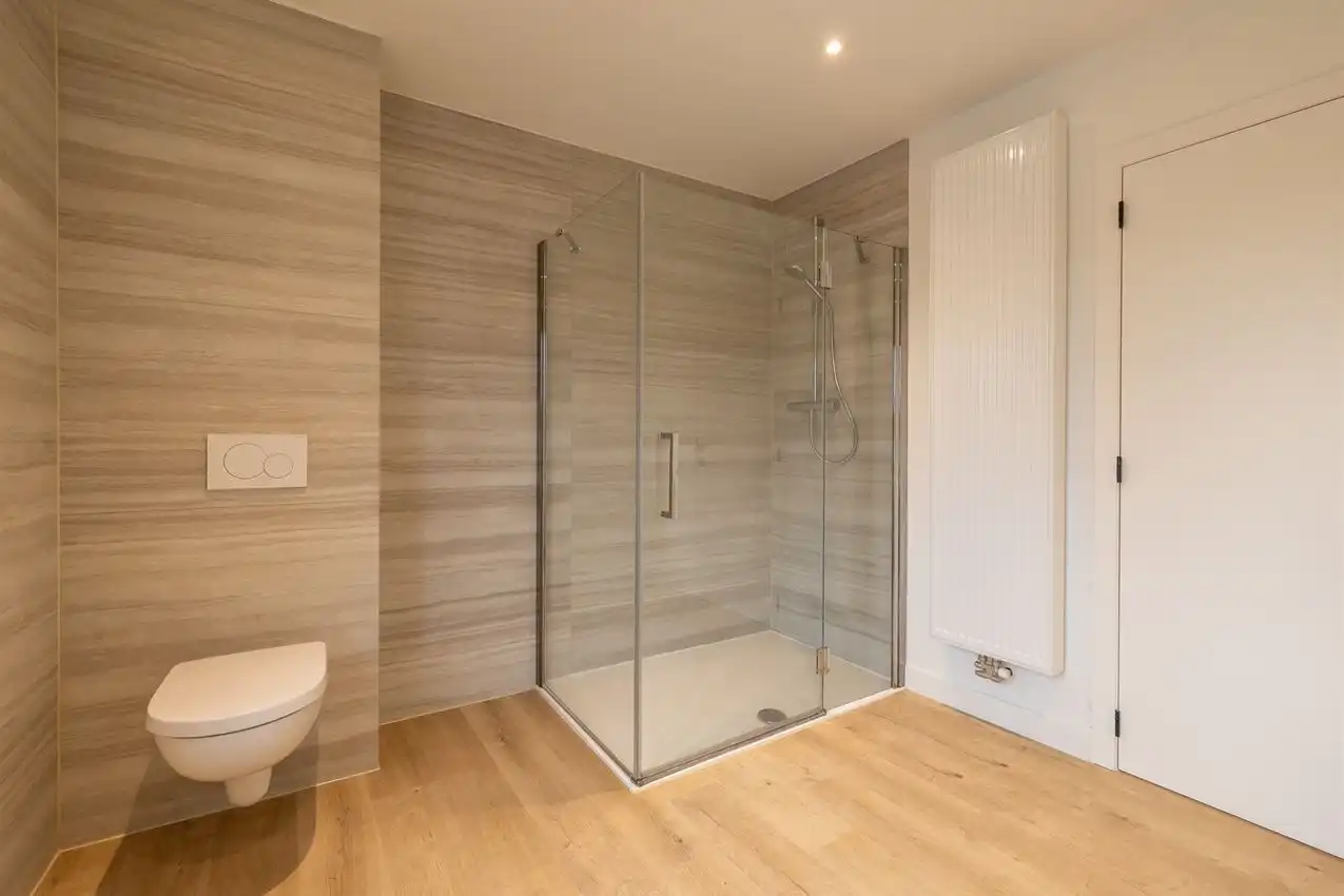 Vernieuwde rijwoning met drie slaapkamers en mooie tuin foto 16