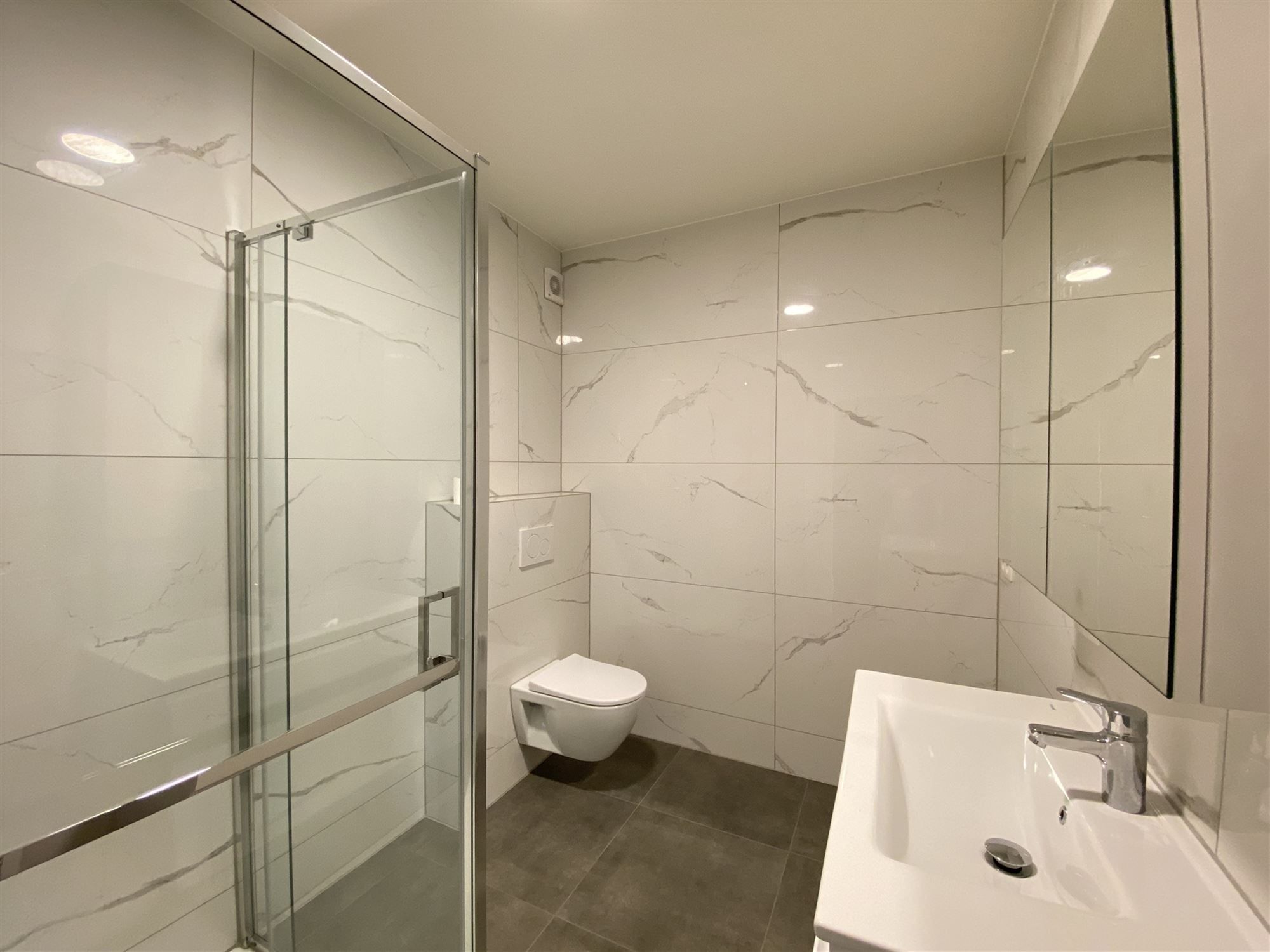 Gerenoveerd appartement met garagebox te Wondelgem  foto 13