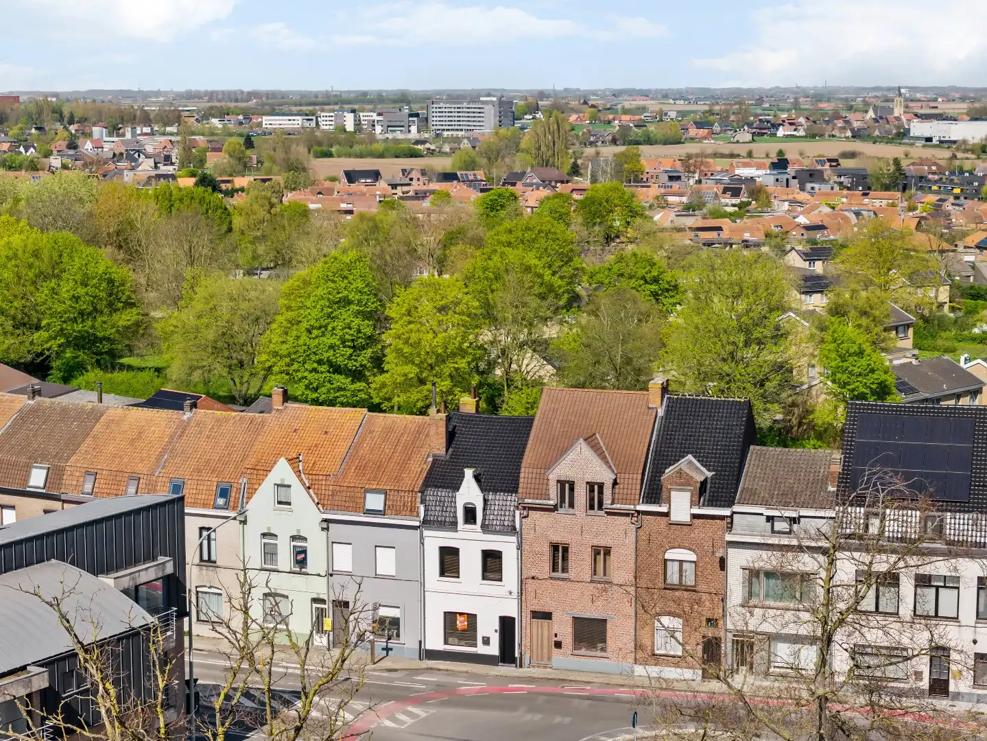 Volledig gerenoveerde woning met 5 slaapkamers, zonnige tuin en garage foto {{pictureIndex}}