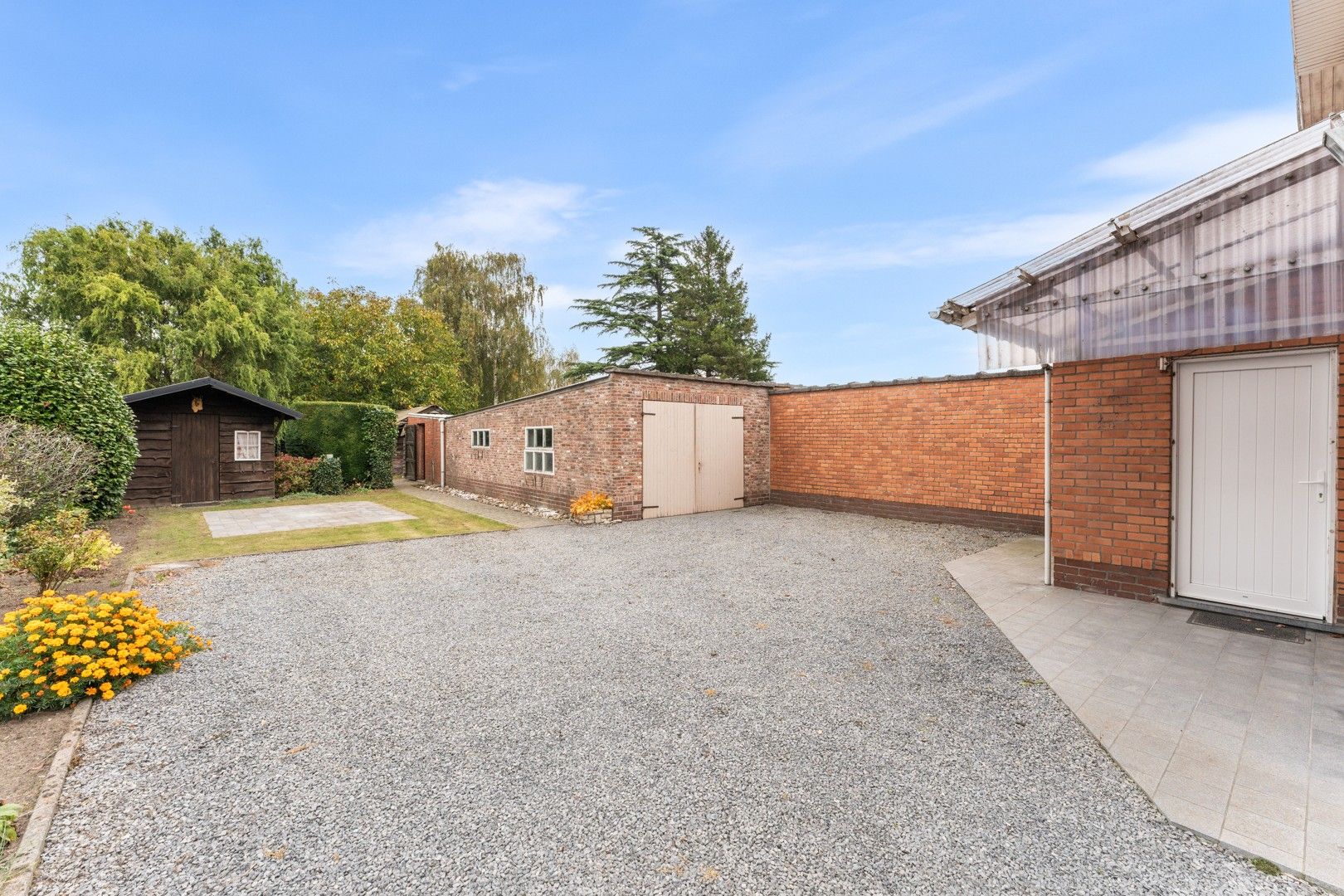 Lichtrijke en stevig gebouwde halfopen woning op een perceel van 794 m² foto 3