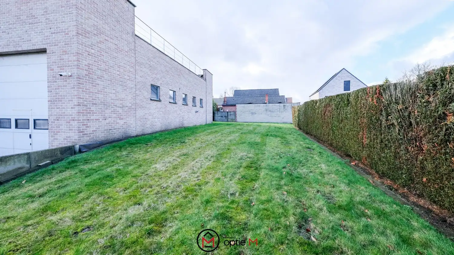 Bedrijfspand met woonst te huur – ruime hal, werkplaats en appartement met 3 slaapkamers foto 2