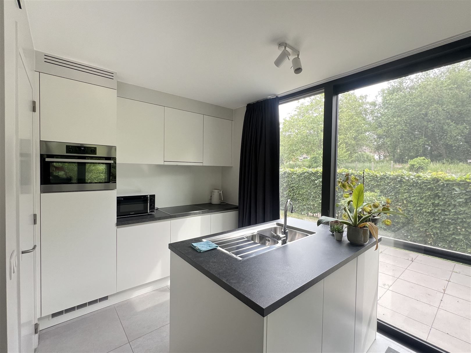 Gelijkvloers appartement met 2 slpks, tuintje en garage. foto 4