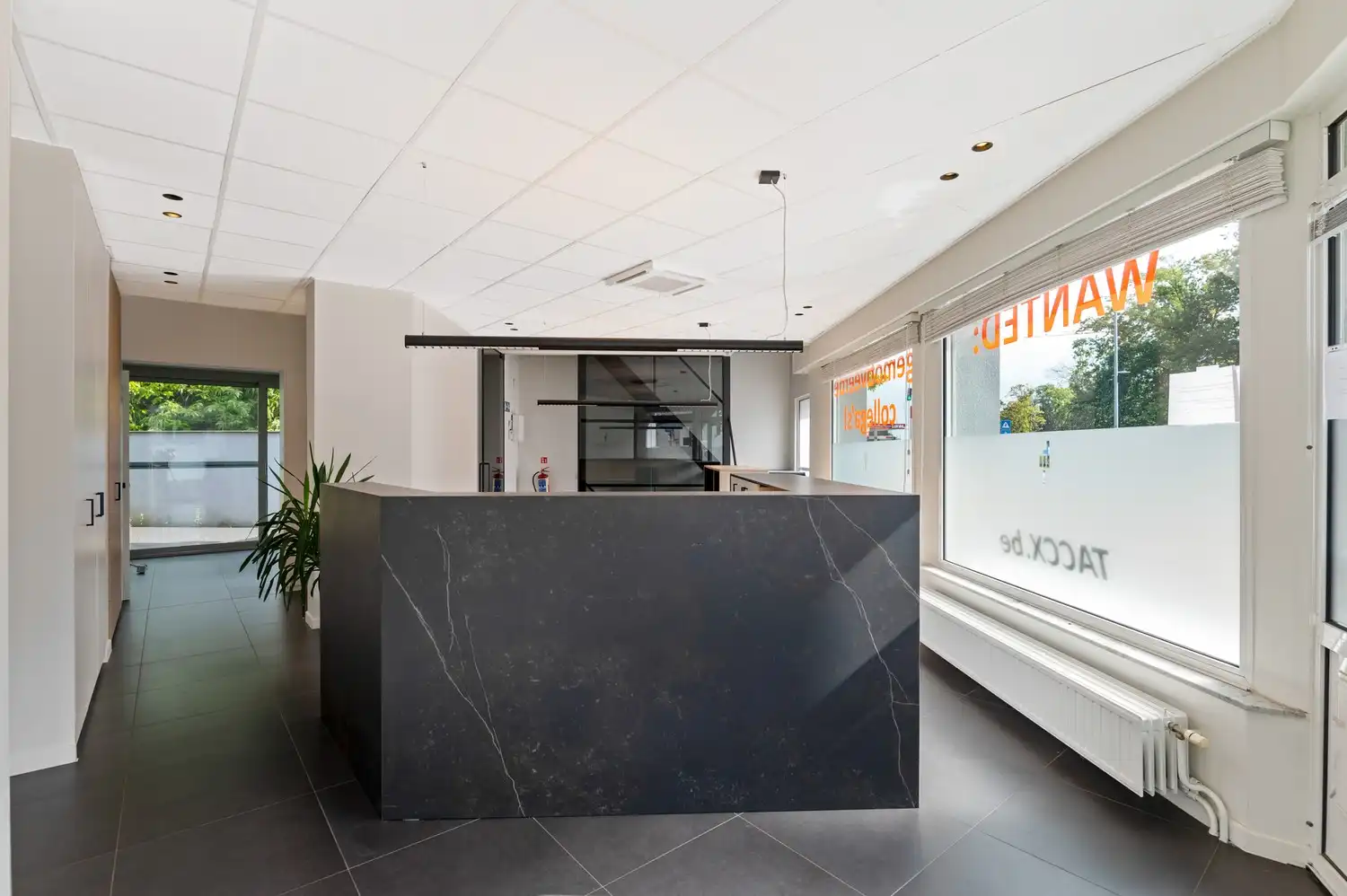 Ruim kantoorgebouw op een centrale locatie te koop in Wommelgem foto 2