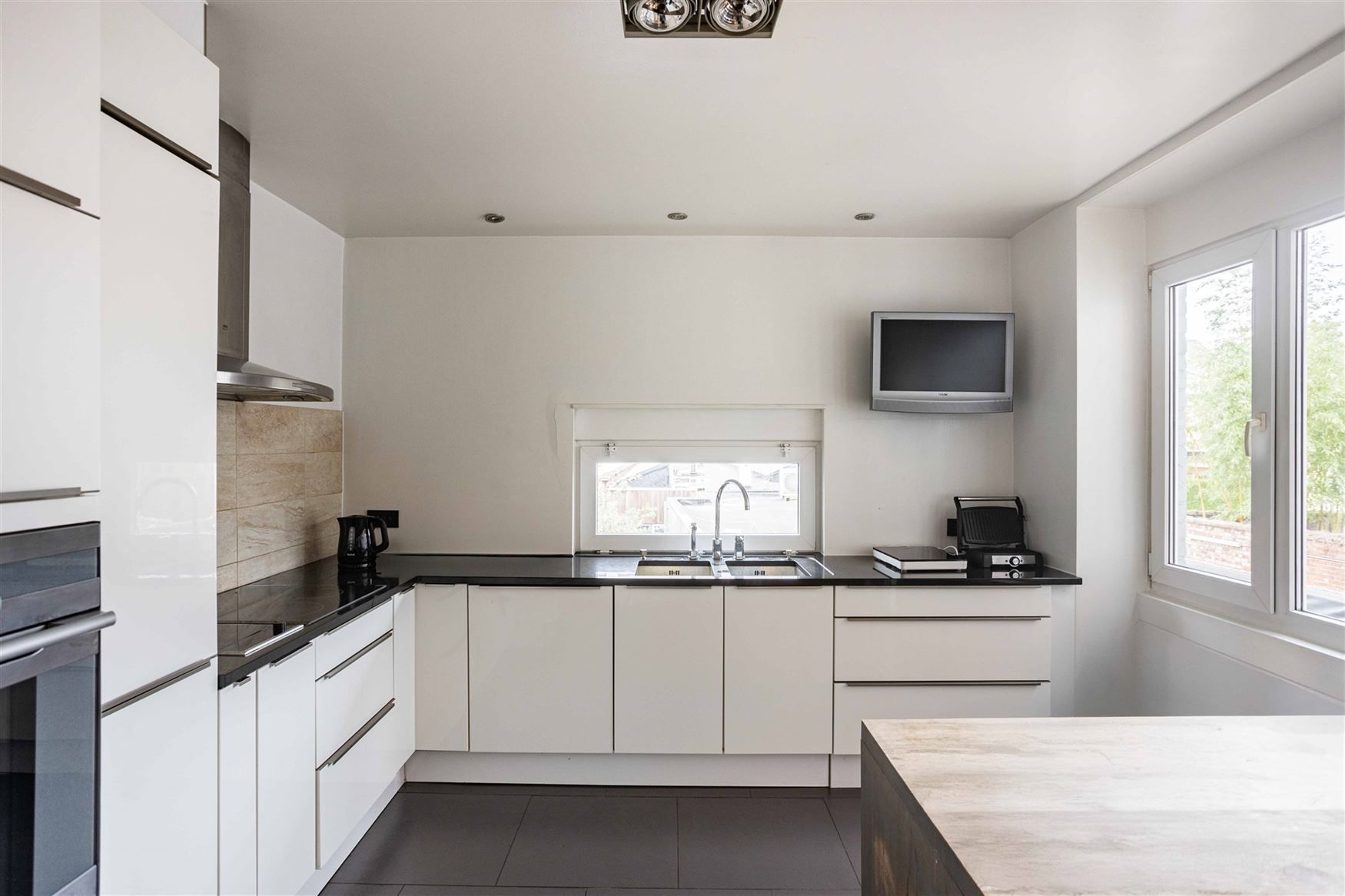 Unieke woning met terras en karaktervolle details. foto 16