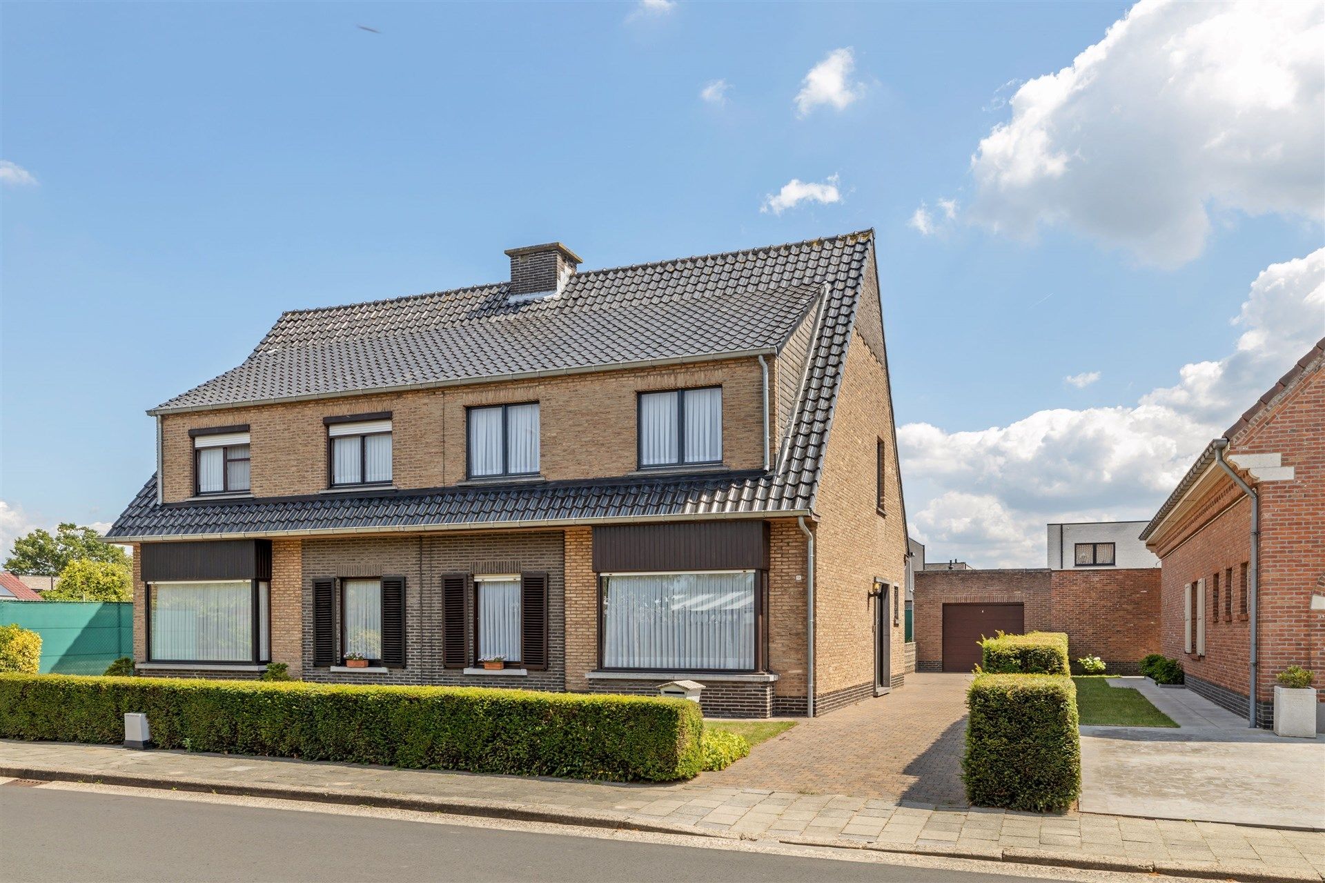 Hoofdfoto van de publicatie: Uitstekend gelegen gezinswoning met losstaande garage en 3 slaapkamers (300m²)