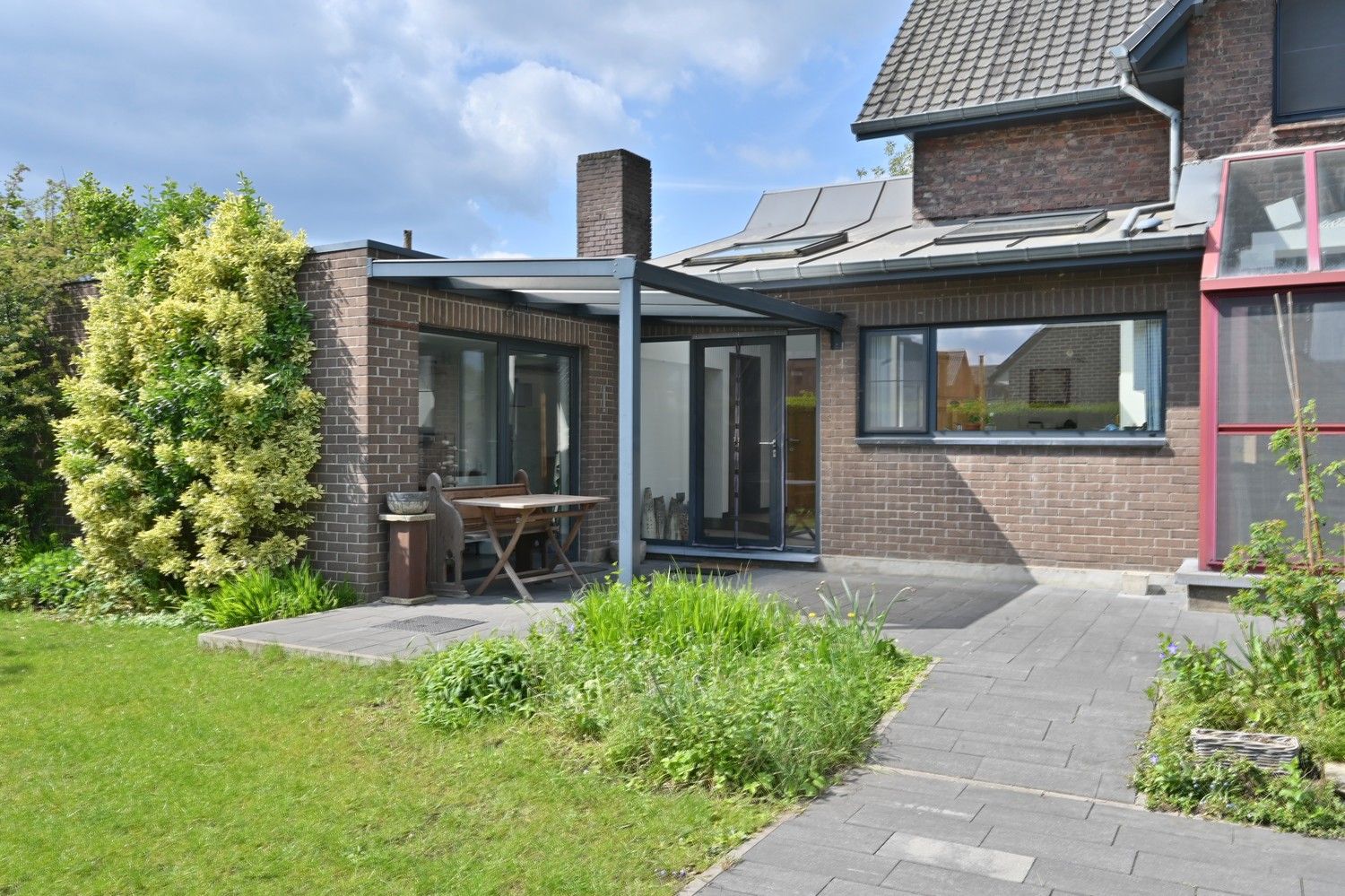 Karaktervolle woning met atelier, gelegen in een fraaie laan te Eisden-Maasmechelen. foto 26