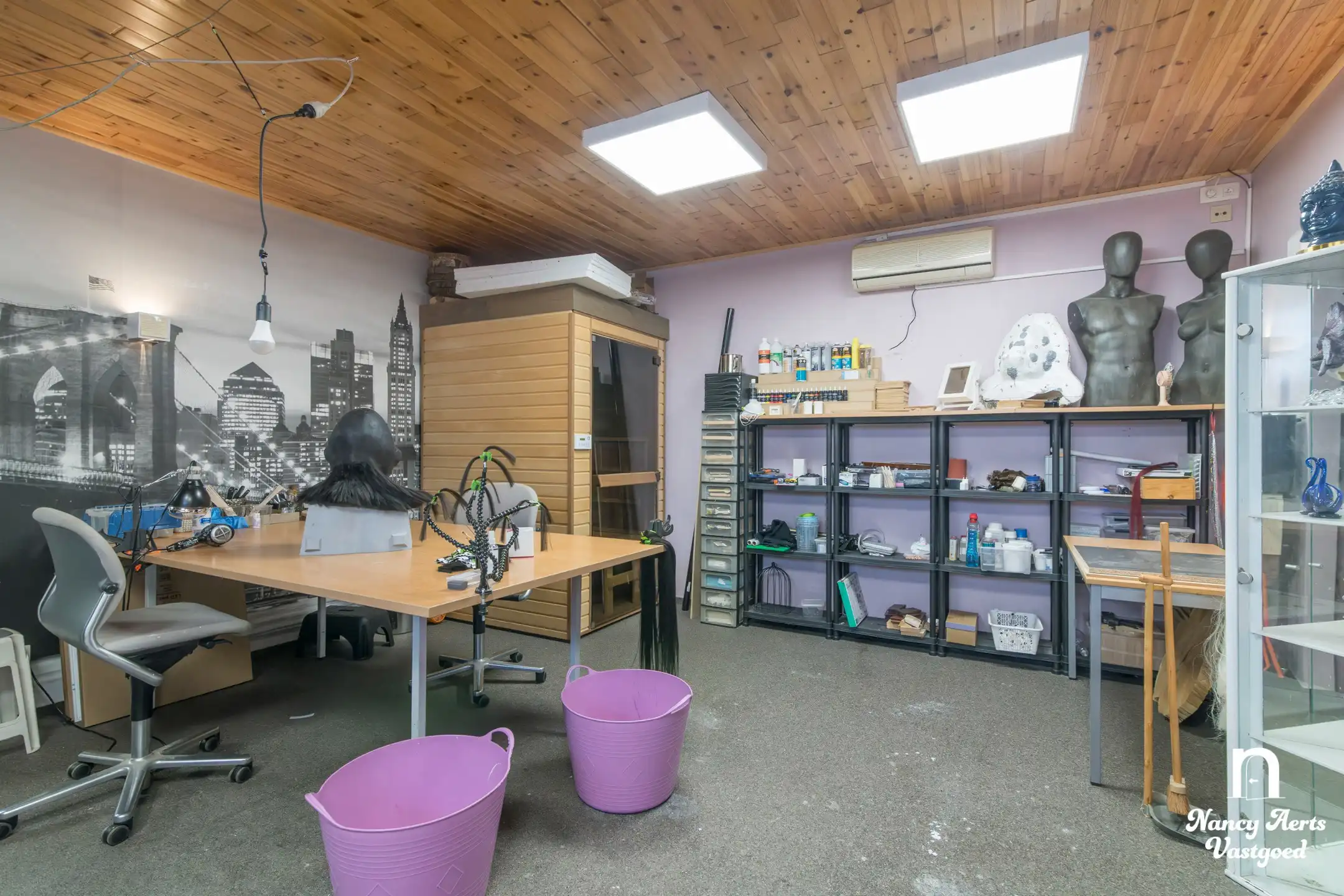 Veelzijdige woning met royale ruimtes en zwembad foto 23