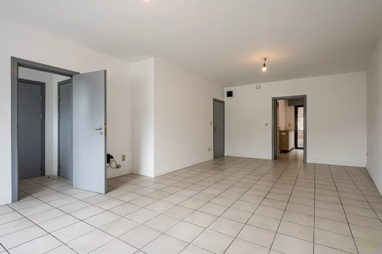 Ruim gelijkvloersappartement met private garage in de Kaaistraat! foto 3