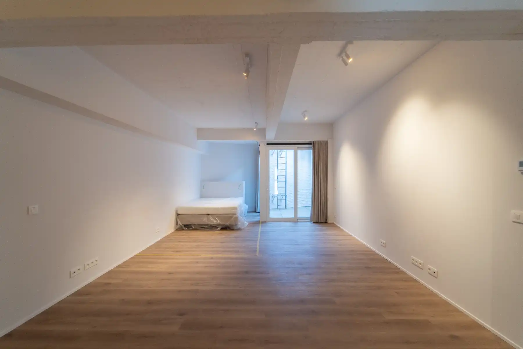 Mooi gerenoveerde studio met buitenruimte foto 3