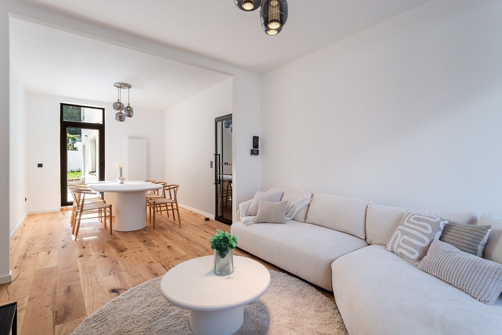 Tiptop gerenoveerde woning met tuin foto {{pictureIndex}}