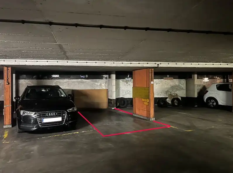 Autostaanplaats te koop gelegen in de Leopold Parking foto 3