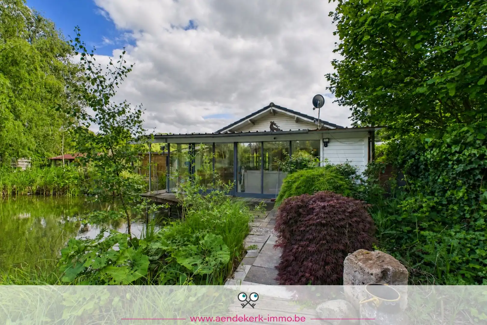Bijzondere recreatie-eigendom met vijver en bemeubelde chalet te Maaseik foto 3