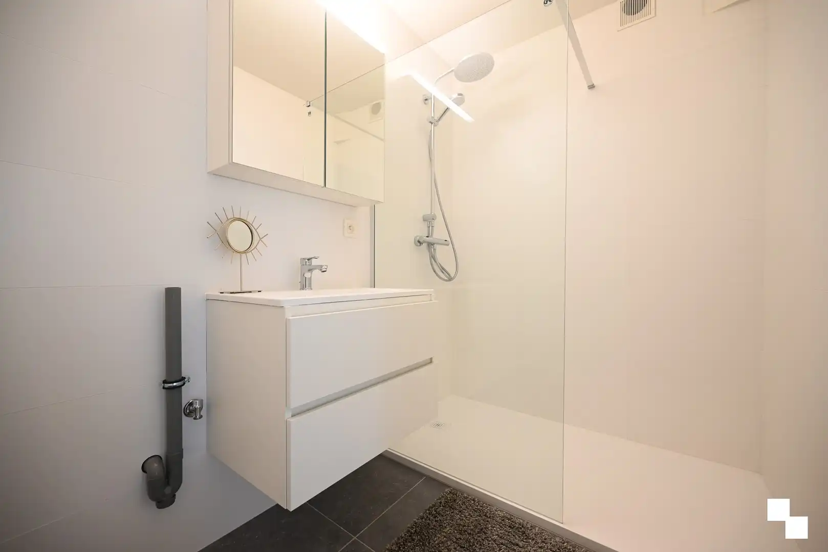 Lichtrijk, compleet gerenoveerd hoekappartement & volledig instapklaar te Izegem, Emelgem. foto 14