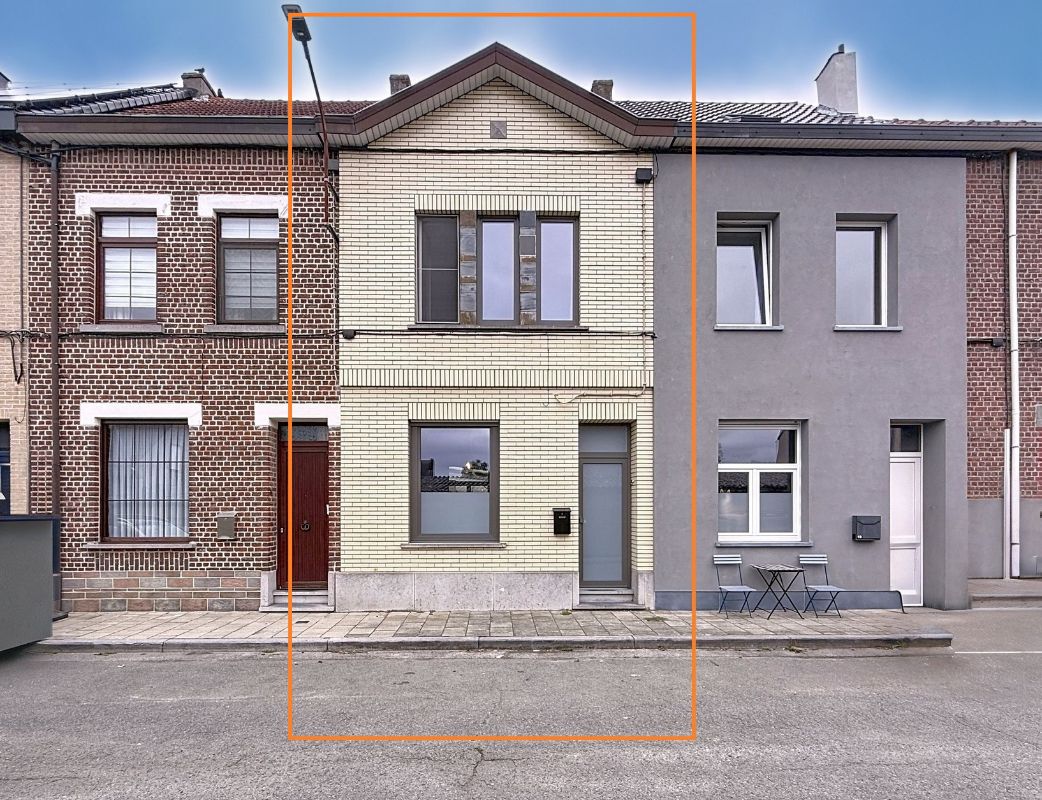 Investerings -of starterswoning met uitweg achteraan. foto {{pictureIndex}}