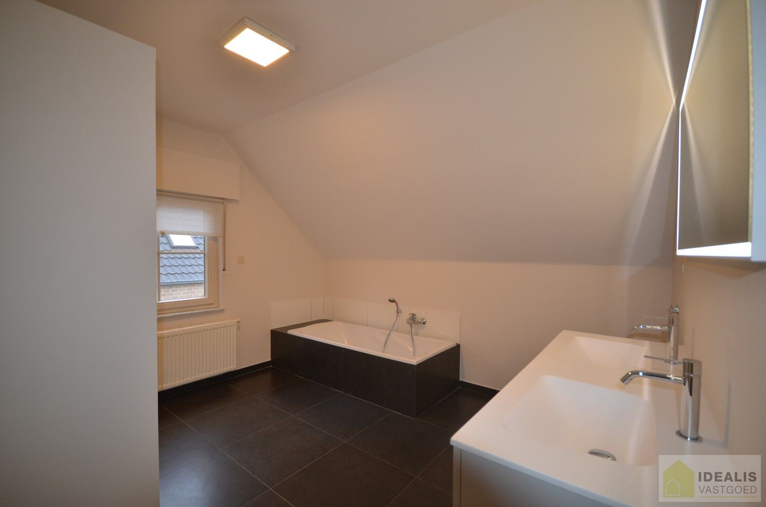 LUXUEUS AFGEWERKTE VILLA IN ZEER GOEDE STAAT! Deze ruime woning omvat o.a. een grote leefruimte, ruime keuken met bergplaats, wasplaats, 3 slaapkamers, ruime badkamer, inpandige garage en bergzolder! De villa is gelegen op een perceel met een opp. +/-13a dat volledig is aangelegd en omheind! Zeer geschikt voor kandidaten op zoek naar een rustig, doch centraal gelegen instapklare woning. foto 22