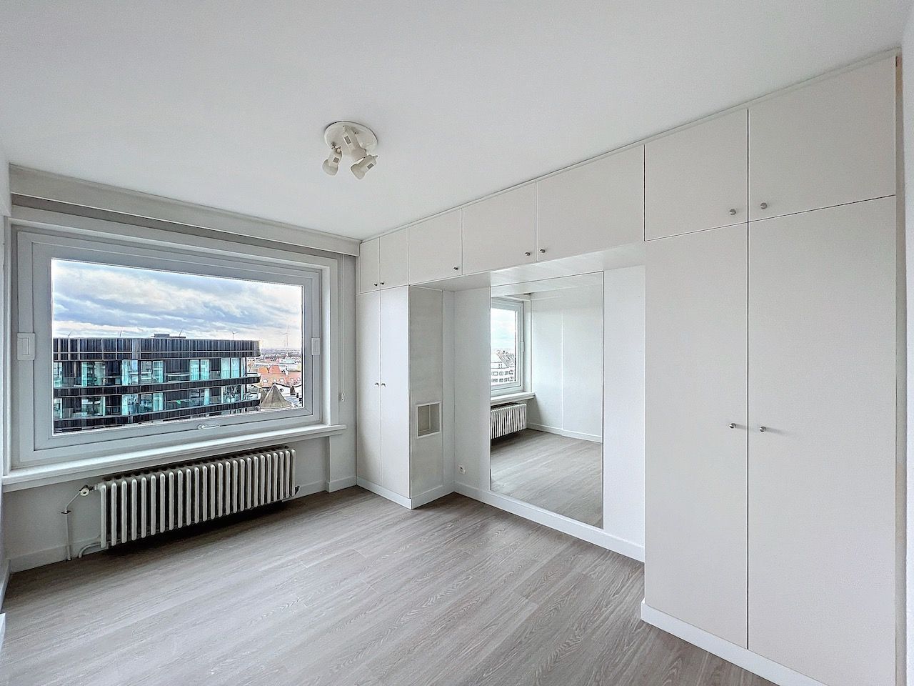 Prachtig gelegen, zeer goed georiënteerd hoekappartement met zicht op zee over het Heldenplein. foto 17