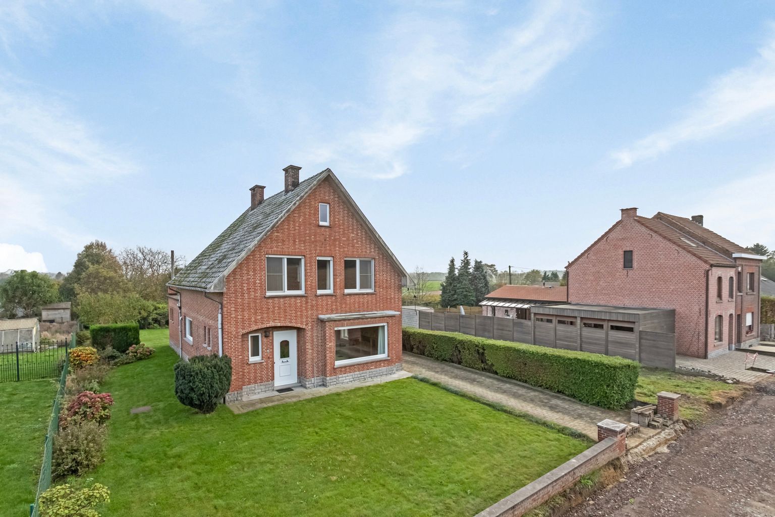 WONING MET UITBREIDINGSMOGELIJKHEDEN EN AANPALENDE GROND  foto 3