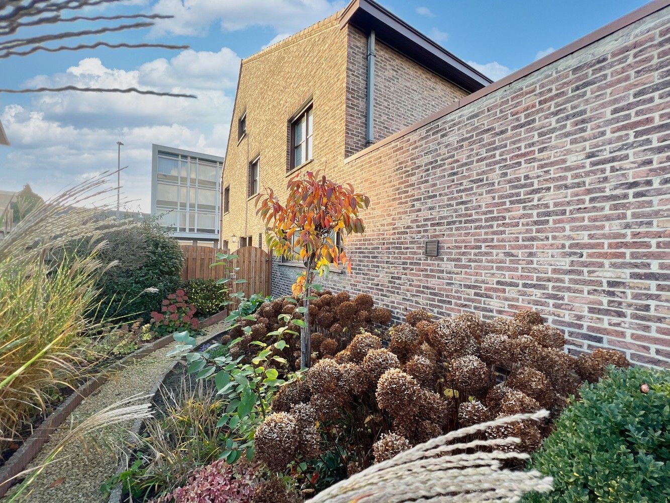 Topper! Stijlvolle woning met zonnige tuin + 2x garage foto 23