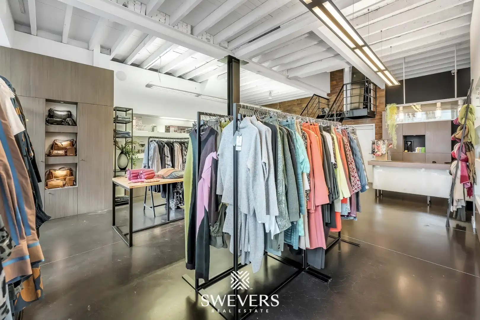 Instapklaar handelspand met ruime opslag en uitstekende visibiliteit in centrum Beringen foto 6