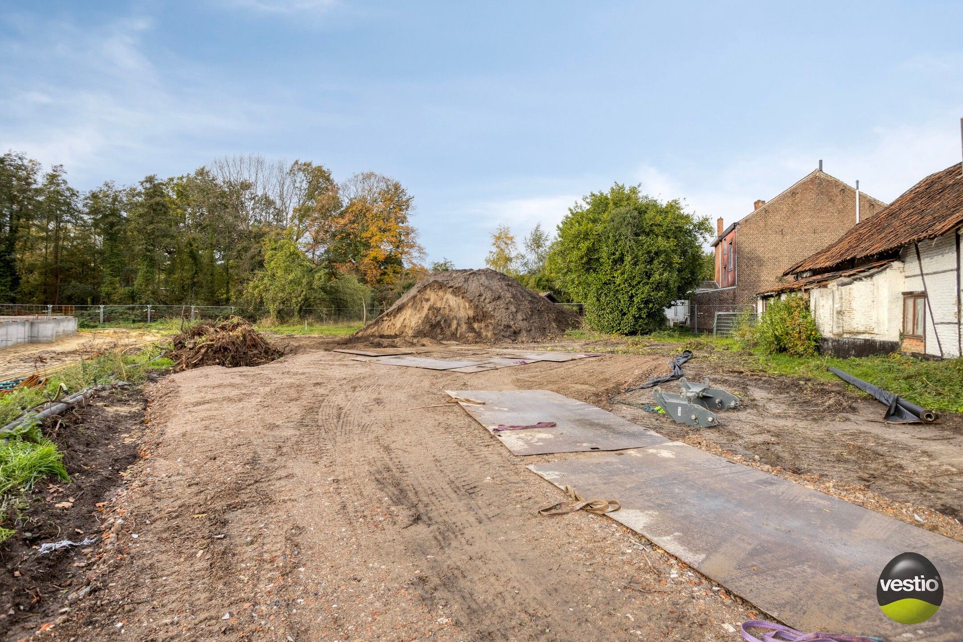 Beschermde langgestrekte vakwerkhoeve op zuid georiënteerd perceel van 15a 07ca. foto 3
