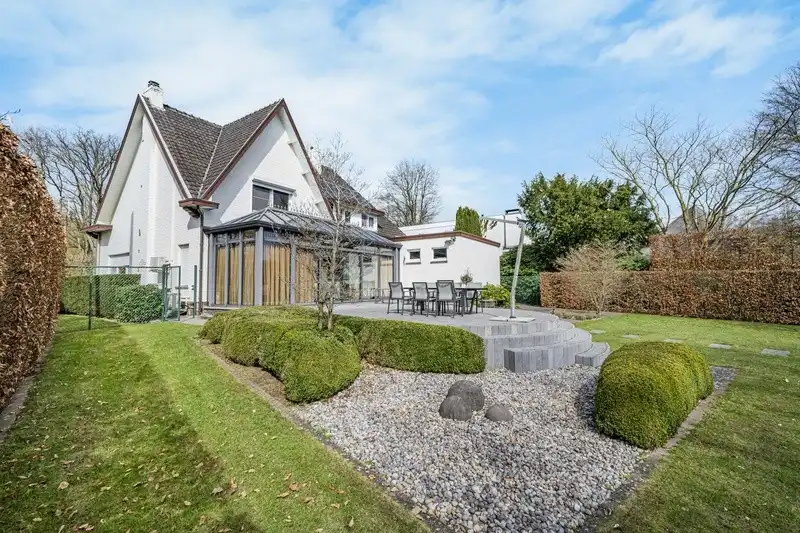 Karaktervolle, statige villawoning met 3 à 4 slpks en royale tuin foto 17