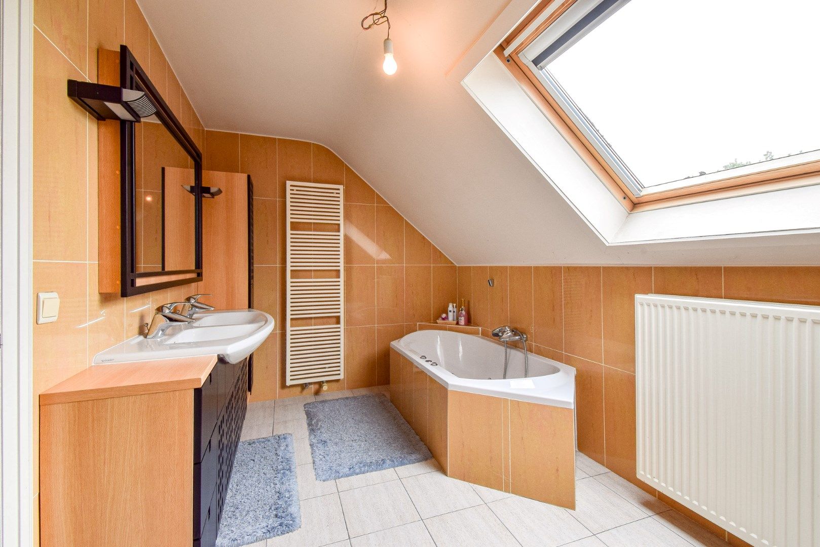 Verzorgde woning met 4 slaapkamers, garage en mooie tuin foto 17