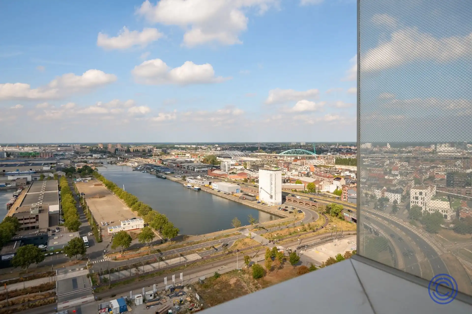 Rolstoelvriendelijk appartement op de 18de verdieping met panoramisch zicht over de dokken! foto 12
