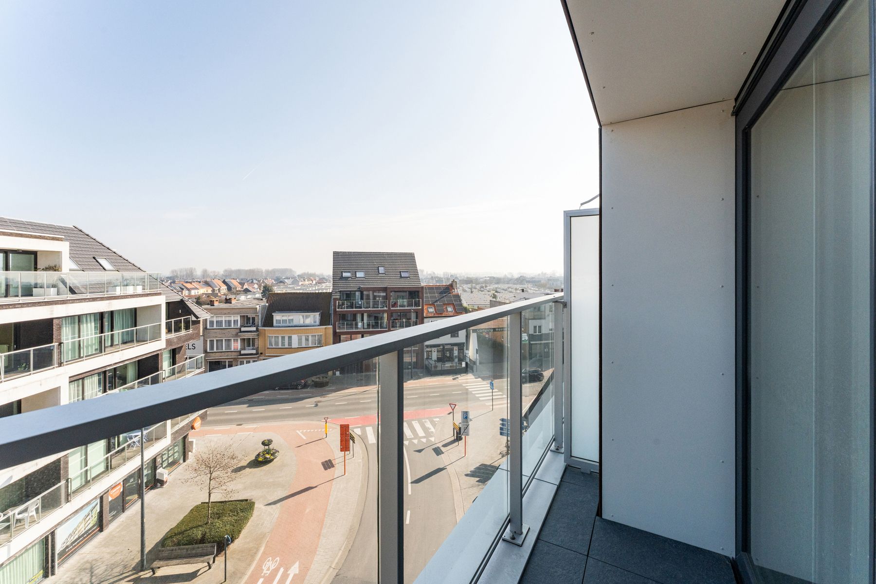 Recent appartement met autostaanplaats en berging foto 12