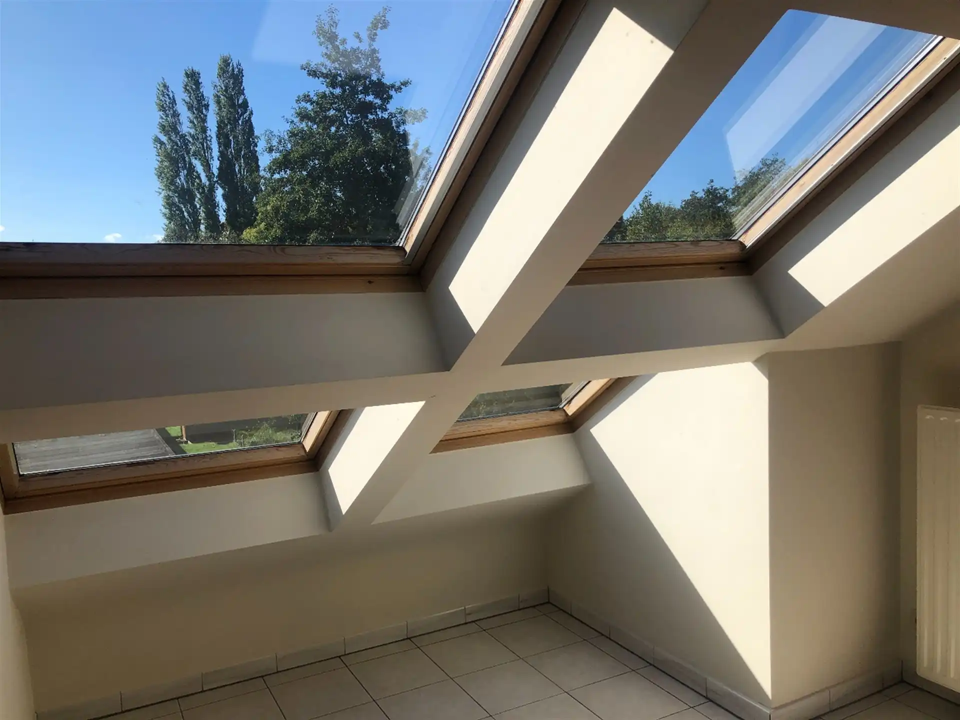 Gunstig gelegen verrassend ruim 2 slaapkamer dakappartement. foto 5