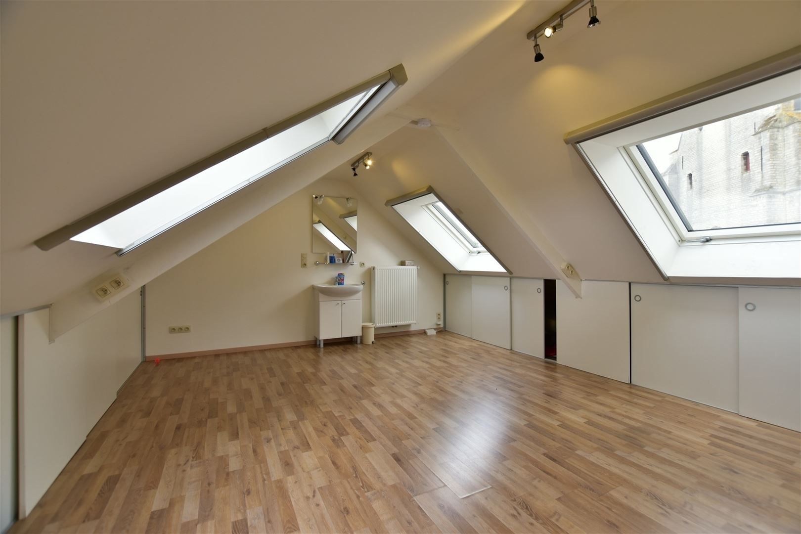 Karaktervolle, ruime woning met 6 slaapkamers, binnenkoer met jacuzzi en topligging! foto 27