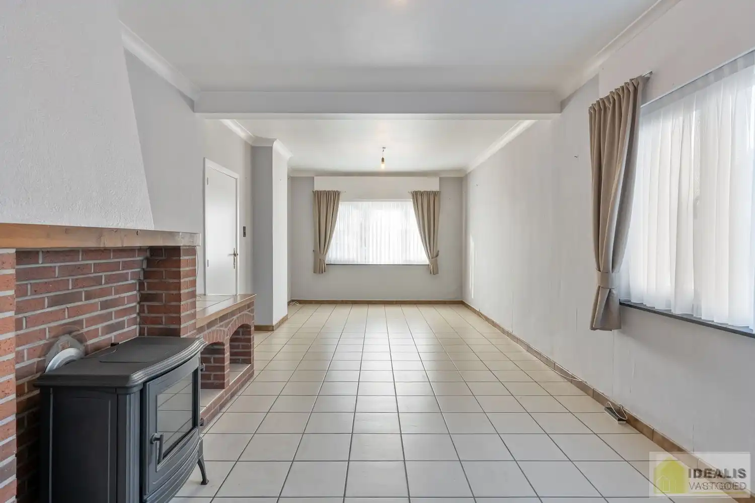 TE RENOVEREN WONING NABIJ HET CENTRUM VAN WIJCHMAAL, PEER OP EEN PERCEEL VAN  MAAR LIEFST 12A 5CA – DE WONING OMVAT EEN OPEN LEEFRUIMTE MET VEEL LICHTINVAL, KEUKEN MET AANSLUITEND EETKAMER, 3 SLAAPKAMERS, BADKAMER, VERANDA EN TWEE RUIME OPSLAGRUIMTES/WERKPLAATSEN – Een praktisch ingedeelde woning op een ruim perceel nabij het centrum van Peer! Dé perfecte zet voor zij die op zoek zijn naar een te renoveren woning met veel mogelijkheden op een rustige locatie in Wijchmaal, Peer! foto 3