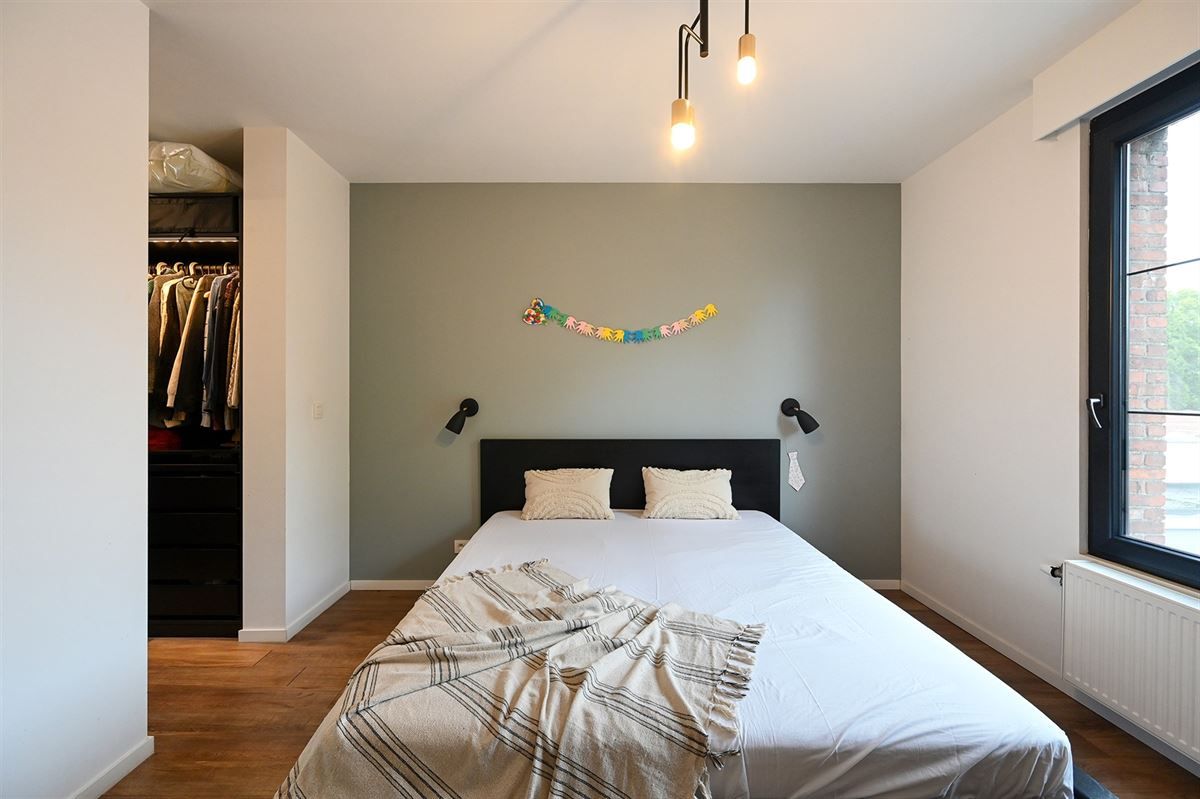 Geheel gerenoveerde gezinswoning met ruime garage foto 18