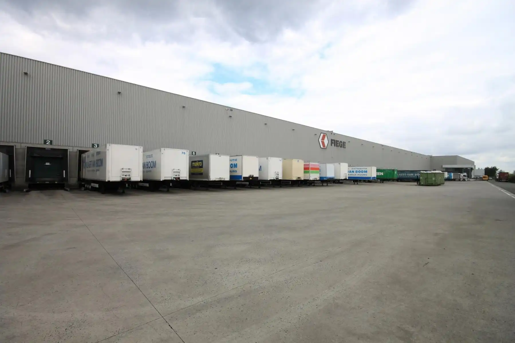 Industrieel gebouw op toplocatie in Puurs te huur foto 4