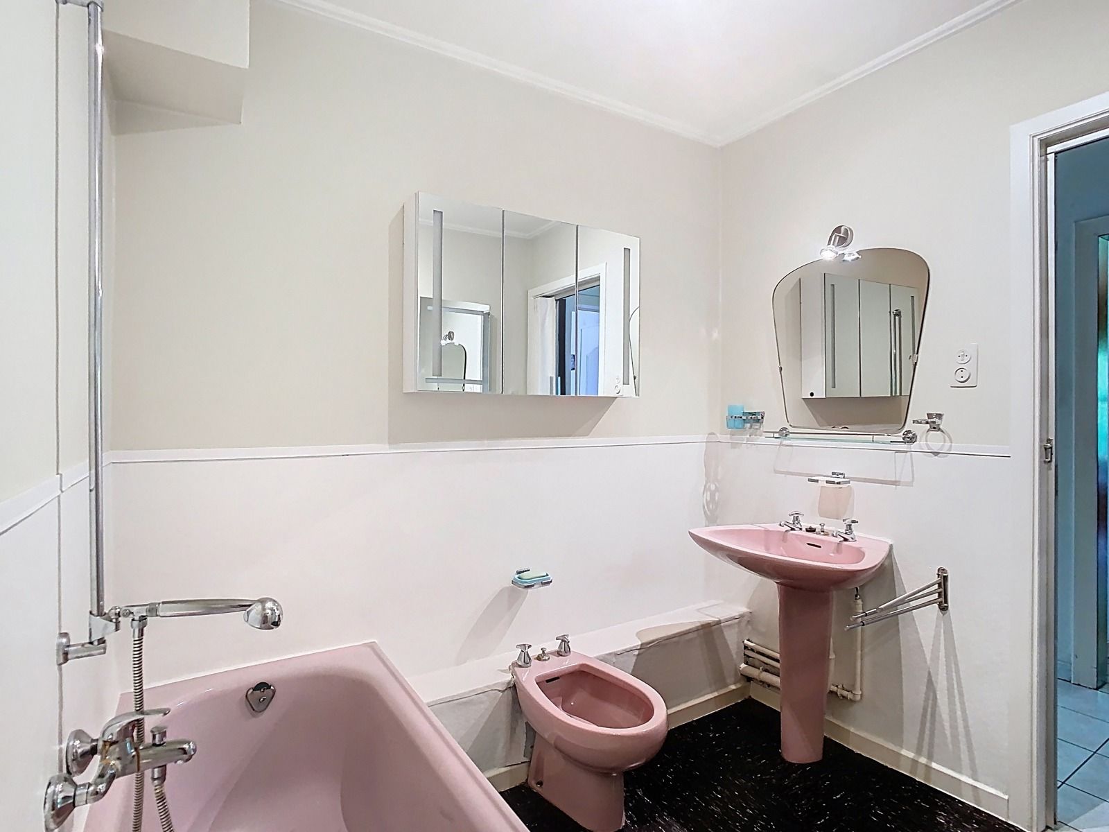 Woning met 2 SLPK, garages en riante tuin, op Toplocatie! foto 10