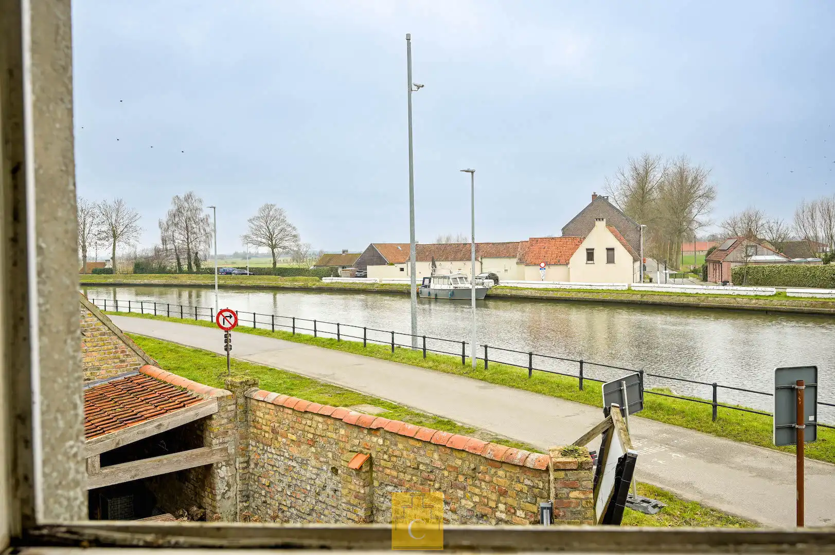 Uniek geheel van TWEE WONINGEN met bijgebouw, idyllisch gelegen aan de vaart foto 16